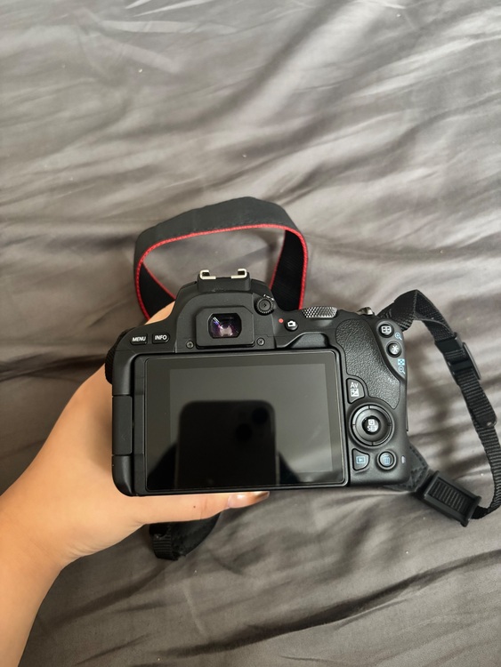 eos kiss x9（カメラ）の商品画像 - 査定依頼日：2025年10月7日 - 最高査定価格：50,000円