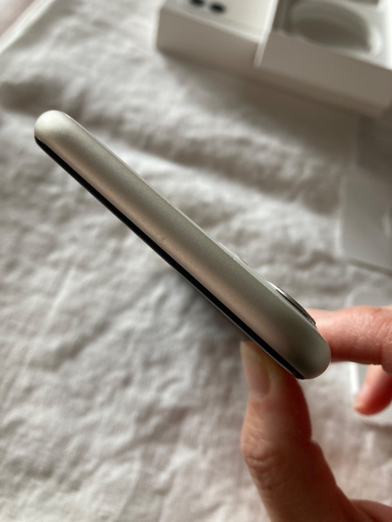 iPhone11 64GB white MHDC3J/A 箱あり（スマホ）の商品画像 - 査定依頼日：2025年11月20日 - 最高査定価格：22,000円