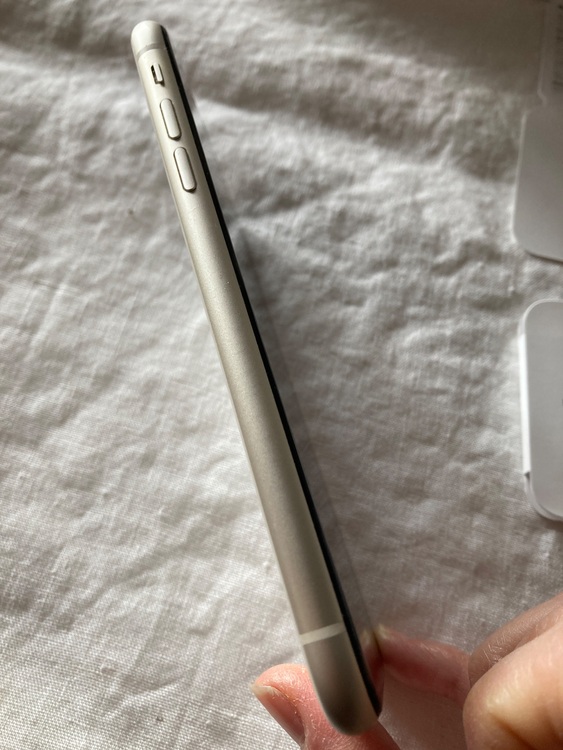 iPhone11 64GB white MHDC3J/A 箱あり（スマホ）の商品画像 - 査定依頼日：2025年11月20日 - 最高査定価格：22,000円