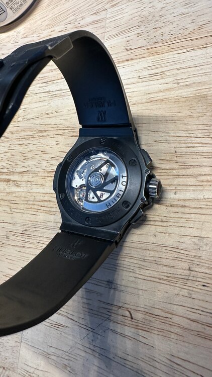 ウブロ ビックバン HUBLOT アエロバン オールブラックダイヤ 311 CI 1110 RX 1100（高級時計）の商品画像 - 査定依頼日：2025年4月25日 - 最高査定価格：1,100,000円