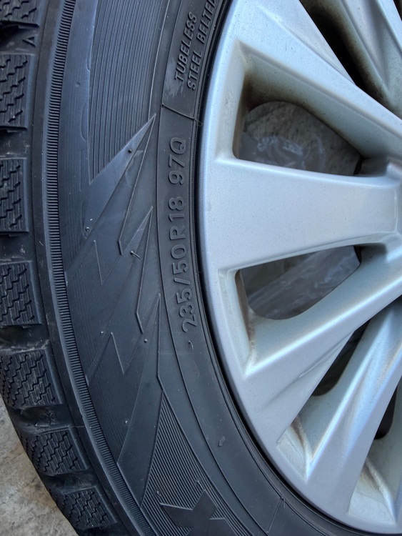 トヨタ　アルファード　 ２４０Ｓ タイプゴールドⅡ　スタッドレス4本（カー用品）の商品画像 - 査定依頼日：2025年12月1日 - 最高査定価格：33,000円