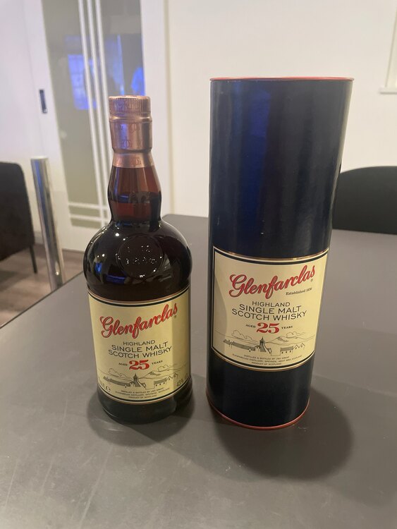 グレンファークラス　25年　700ml（お酒）の商品画像 - 査定依頼日：2024年12月10日 - 最高査定価格：17,000円