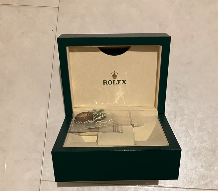 ロレックス パーペチュアル オイスター パーペチュアル クロノメーター ref116000 ブラック/アラビア文字盤（高級時計）の商品画像 - 査定依頼日：2025年9月10日 - 最高査定価格：900,000円