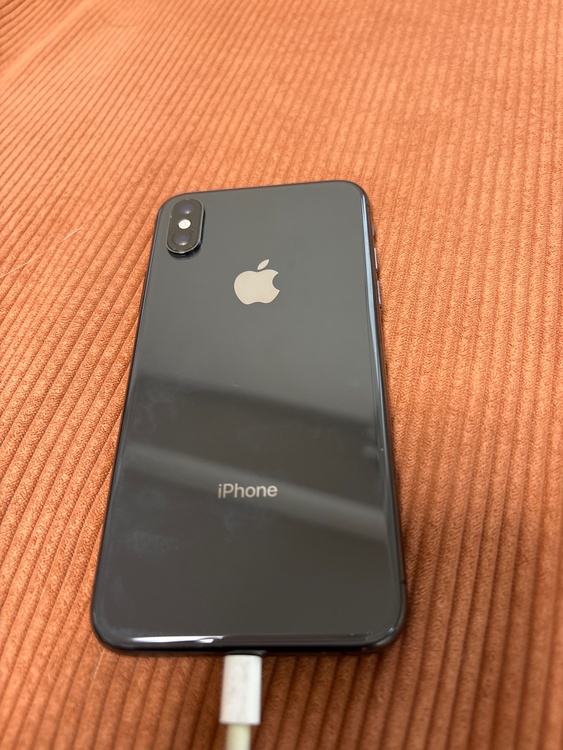 iPhone iPhoneXS 256GB au（スマホ）の商品画像 - 査定依頼日：2026年6月14日 - 最高査定価格：13,500円