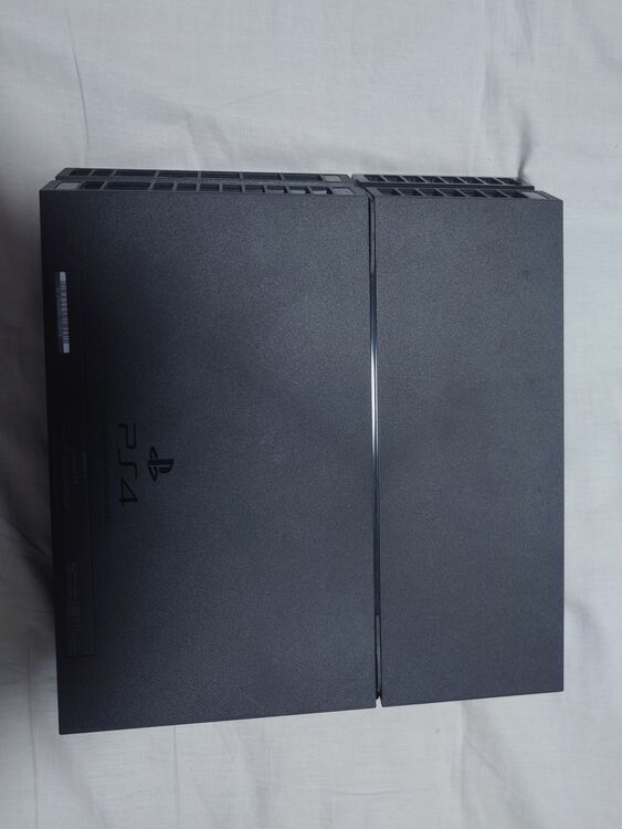 PS4本体＆ソフトセット（ゲーム機本体・ゲームソフト）の商品画像 - 査定依頼日：2025年12月1日 - 最高査定価格：15,500円