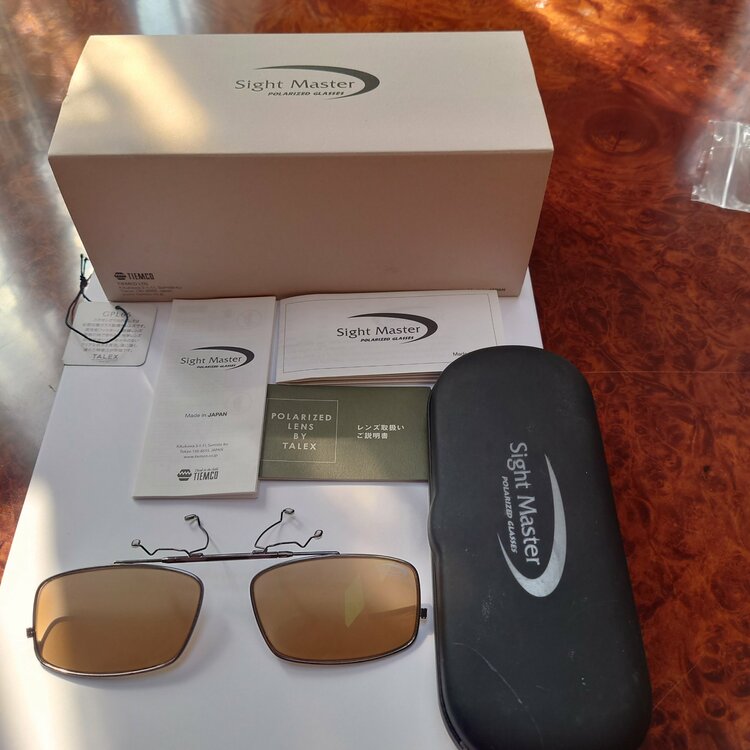 クリップオンサングラスとオーバーサングラス（釣具）の商品画像 - 査定依頼日：2026年3月30日 - 最高査定価格：2,000円