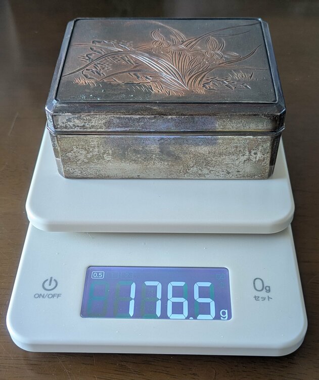 天香楼 銀製 煙草箱 彫金 蘭図 銀製刻有 176.5ｇ　田中貴金属☆Sあり （金・貴金属）の商品画像 - 査定依頼日：2026年1月24日 - 最高査定価格：100,000円