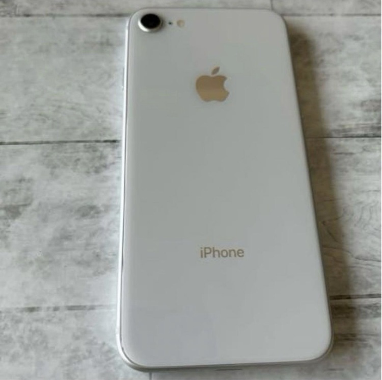 iPhone8 シルバー　64GB SIMフリー（スマホ）の商品画像 - 査定依頼日：2026年7月28日 - 最高査定価格：2,500円