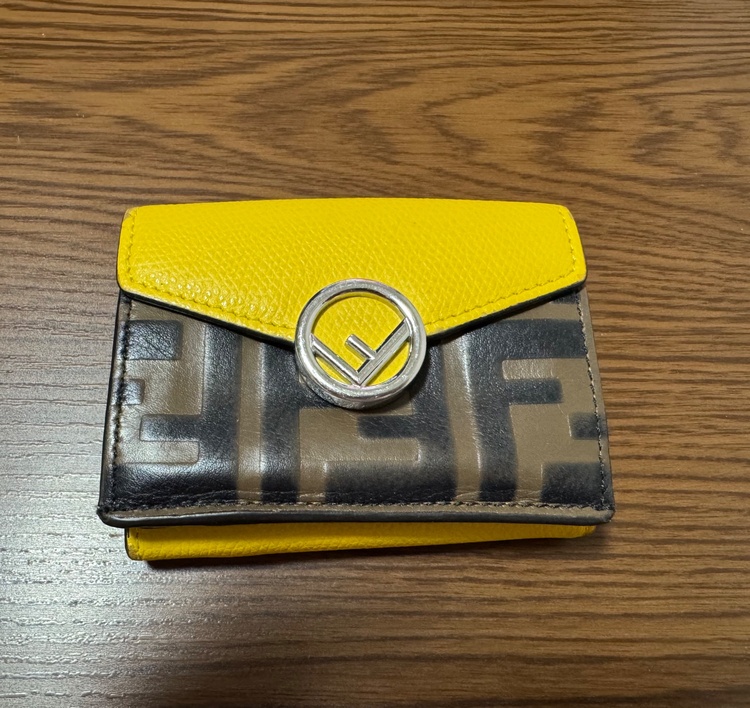 F is  三つ折り財布（ブランド財布・小物）の商品画像 - 査定依頼日：2025年12月24日 - 最高査定価格：10,000円