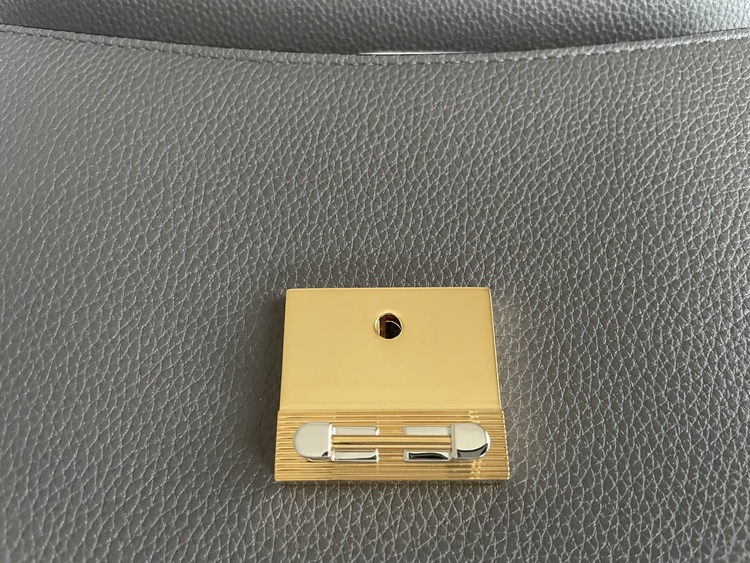 ズゥミ　ショルダーバッグ（ブランドバッグ）の商品画像 - 査定依頼日：2021年10月20日 - 最高査定価格：140,000円