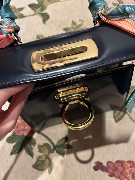 フェラガモ  （ブランドバッグ）の商品画像 - 査定依頼日：2025年9月28日 - 最高査定価格：30,000円