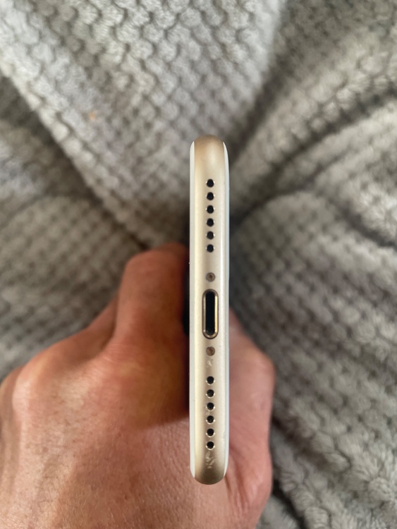 iPhone8 128GB SIMフリー（スマホ）の商品画像 - 査定依頼日：2026年3月15日 - 最高査定価格：4,000円