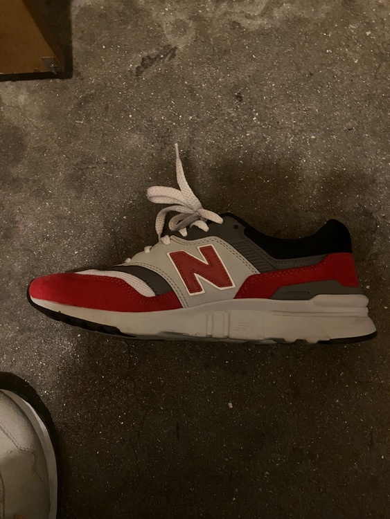 ニューバランス 997hチームレッド（古着・ファッション）の商品画像 - 査定依頼日：2026年3月11日 - 最高査定価格：300円