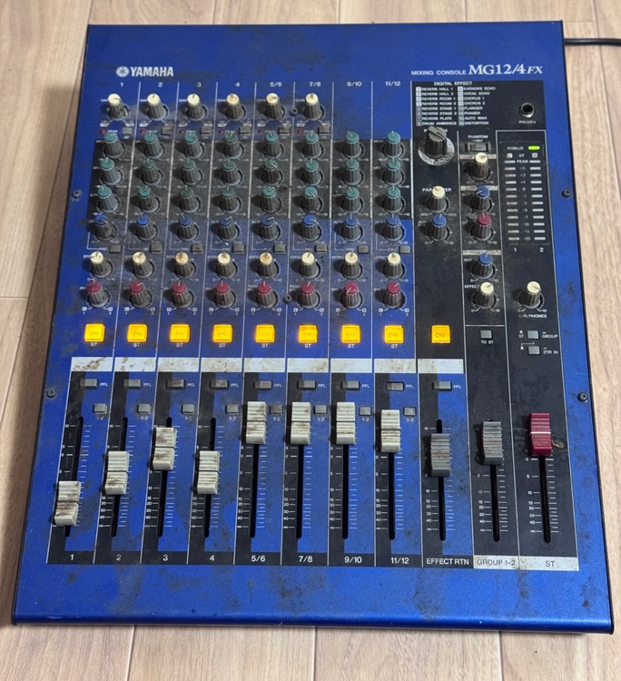 YAMAHA MG12/4FX アナログミキサー 電源アダプター付属（CD・DVD）の商品画像 - 査定依頼日：2026年2月25日 - 最高査定価格：3,000円