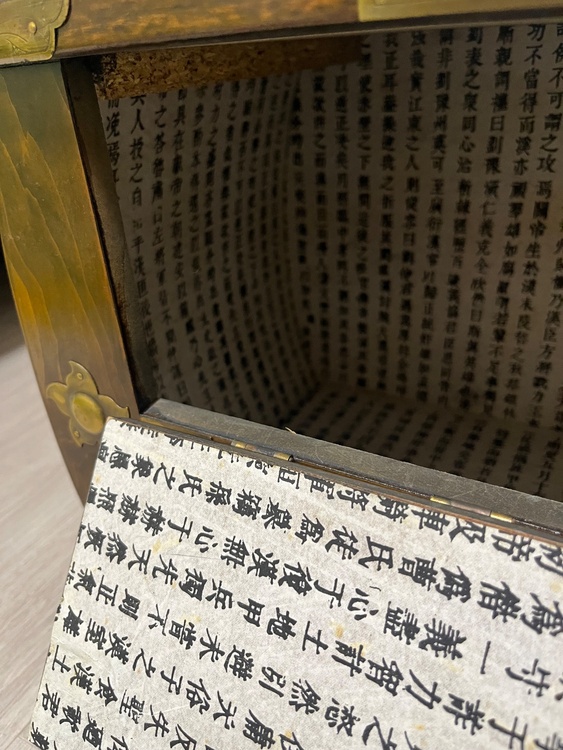 「関羽・武安王に関する漢文資料が内側全面に貼られている古い木箱です。関帝関係の古（美術品・骨董品）の商品画像 - 査定依頼日：2026年8月12日 - 最高査定価格：5,000円