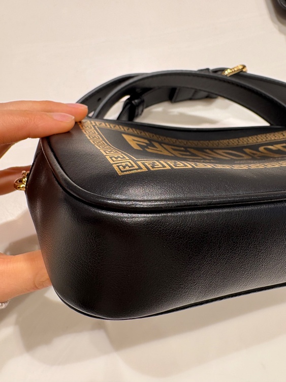 フェンダーチェ　カメラショルダーバッグ（ブランドバッグ）の商品画像 - 査定依頼日：2026年3月3日 - 最高査定価格：90,000円