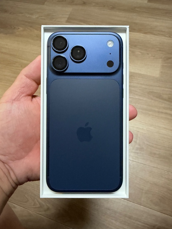 iPhone iPhone 17 Pro Max 1TB SIMフリー（スマホ）の商品画像 - 査定依頼日：2026年10月14日 - 最高査定価格：219,000円