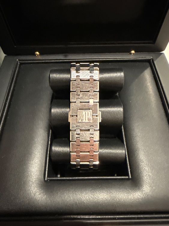 オーデマピゲ ロイヤルオーク 15400（高級時計）の商品画像 - 査定依頼日：2026年1月26日 - 最高査定価格：5,300,000円