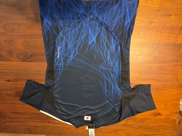 日本代表三笘薫サイン入りユニフォーム（その他のスポーツ用品）の商品画像 - 査定依頼日：2025年10月18日 - 最高査定価格：21,000円