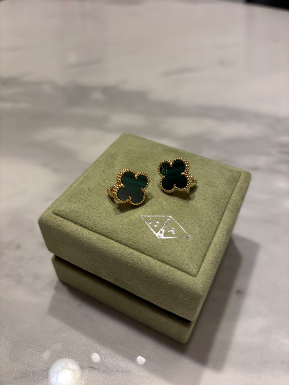 ヴァンクリーフ＆アーペル ピアス ヴィンテージ アルハンブラ マラカイト（宝石）の商品画像 - 査定依頼日：2025年9月3日 - 最高査定価格：690,000円