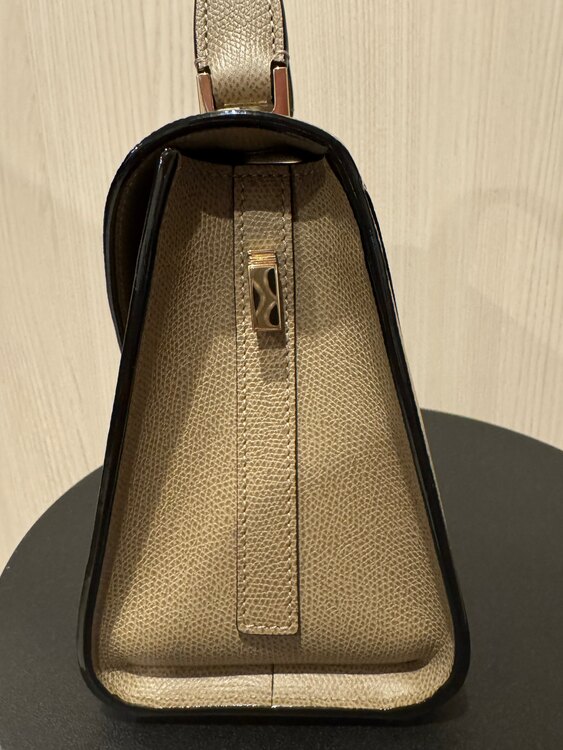 ヴァレクストラ  （ブランドバッグ）の商品画像 - 査定依頼日：2025年4月28日 - 最高査定価格：160,000円