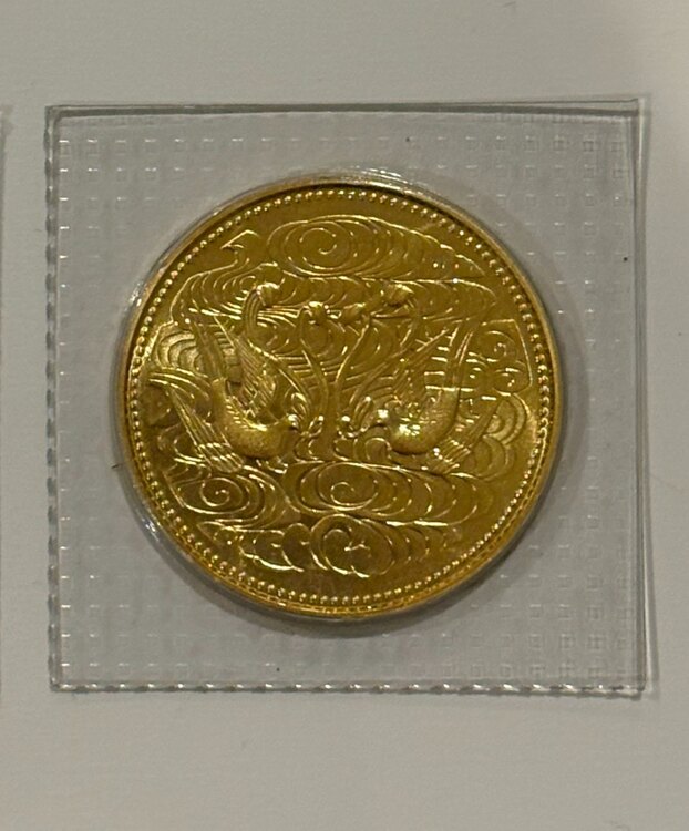 天皇陛下御在位60年記念 10万円金貨（金・貴金属）の商品画像 - 査定依頼日：2025年5月26日 - 最高査定価格：304,819円