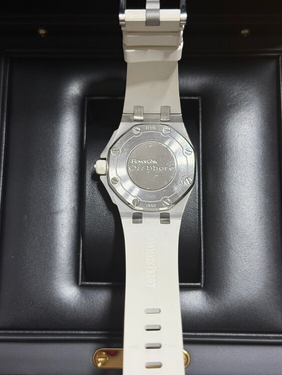 ロイヤルオークオフショア ベゼルダイヤ 37mm（高級時計）の商品画像 - 査定依頼日：2025年5月20日 - 最高査定価格：2,750,000円