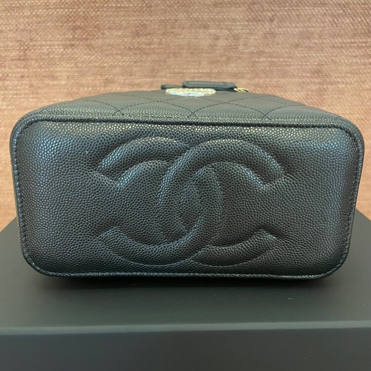 CHANEL 25P マトラッセ バニティバッグ キャビアスキン 黒（ブランドバッグ）の商品画像 - 査定依頼日：2025年4月13日 - 最高査定価格：400,000円