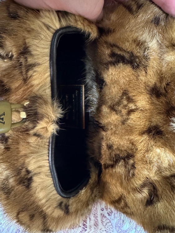 ヴィトン モノグラム ミンク ミニパピヨン （ブランドバッグ）の商品画像 - 査定依頼日：2025年6月29日 - 最高査定価格：1,000,000円