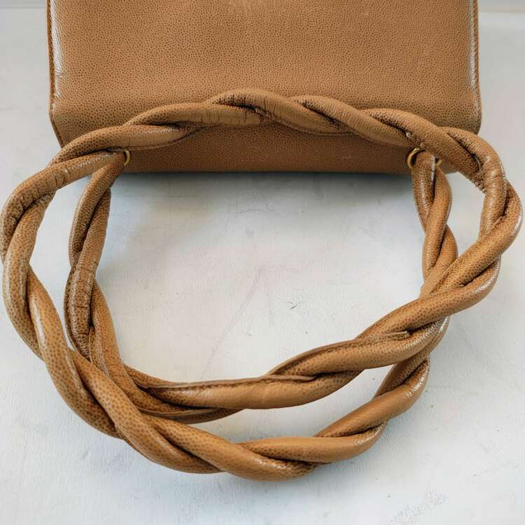 シャネル キャビアスキン ツイストハンドル 2wayハンドバッグベージュ G金具（ブランドバッグ）の商品画像 - 査定依頼日：2025年4月7日 - 最高査定価格：300,000円
