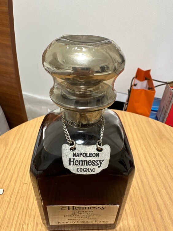 ヘネシーシルバーナポレオンコニャック（お酒）の商品画像 - 査定依頼日：2025年2月20日 - 最高査定価格：10,500円