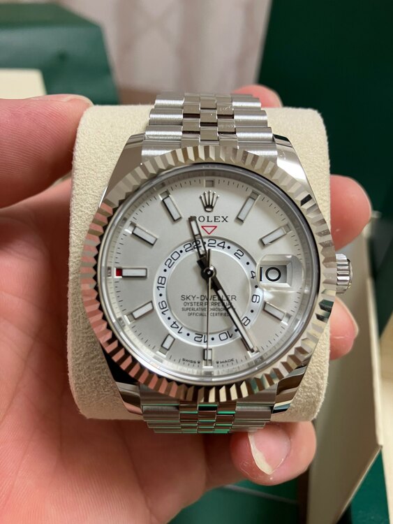 ロレックス スカイドゥエラー 33693（高級時計）の商品画像 - 査定依頼日：2025年4月21日 - 最高査定価格：2,950,000円