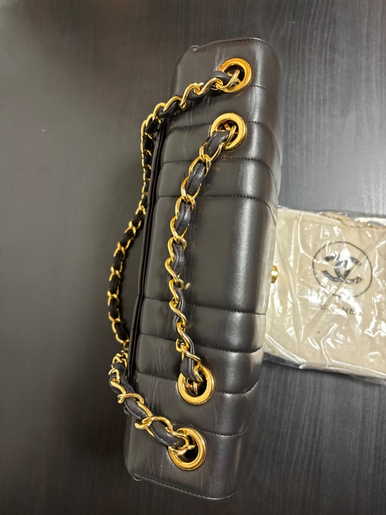 シャネル マドモアゼルチェーンショルダーバッグ ラムスキン ブラック/ゴールド金（ブランドバッグ）の商品画像 - 査定依頼日：2025年9月18日 - 最高査定価格：380,000円