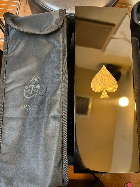 シャンパン アルマン・ド・ブリニャック （お酒）の商品画像 - 査定依頼日：2025年4月10日 - 最高査定価格：27,000円