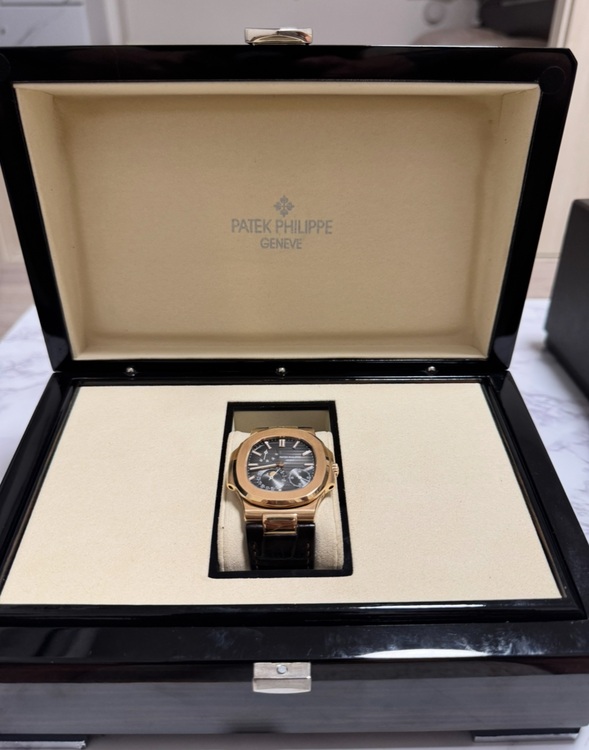 パテックフィリップ ノーチラス パ Ref. 5712R（高級時計）の商品画像 - 査定依頼日：2025年11月15日 - 最高査定価格：16,000,000円