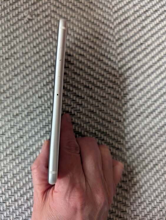 iPhone SE (第 2 世代) 256GB SIMフリー（スマホ）の商品画像 - 査定依頼日：2026年2月23日 - 最高査定価格：18,000円