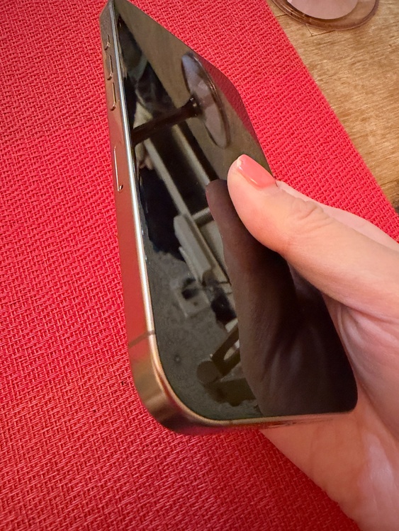 iPhone iPhone 16 Pro 1TB au（スマホ）の商品画像 - 査定依頼日：2026年6月10日 - 最高査定価格：136,000円