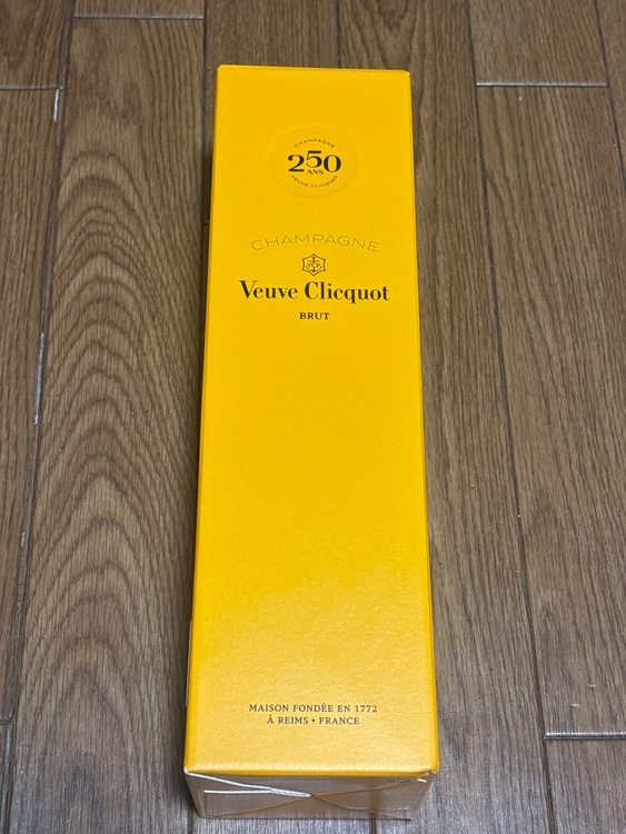 シャンパン ヴーヴ・クリコ （お酒）の商品画像 - 査定依頼日：2025年6月12日 - 最高査定価格：4,000円