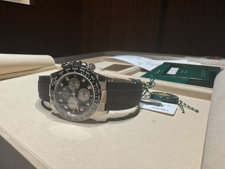 コスモグラフデイトナホワイトゴールドダイヤモンド（高級時計）の商品画像 - 査定依頼日：2026年1月4日 - 最高査定価格：8,050,000円