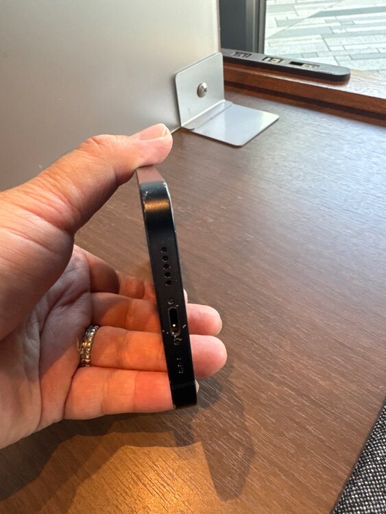 アイフォン12 （スマホ）の商品画像 - 査定依頼日：2025年4月16日 - 最高査定価格：20,000円