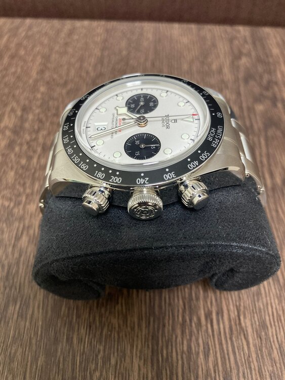 ブラックベイクロノ　白文字盤（高級時計）の商品画像 - 査定依頼日：2025年5月3日 - 最高査定価格：550,000円