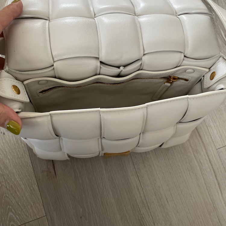 パデッドカセット（ブランドバッグ）の商品画像 - 査定依頼日：2025年8月21日 - 最高査定価格：130,000円