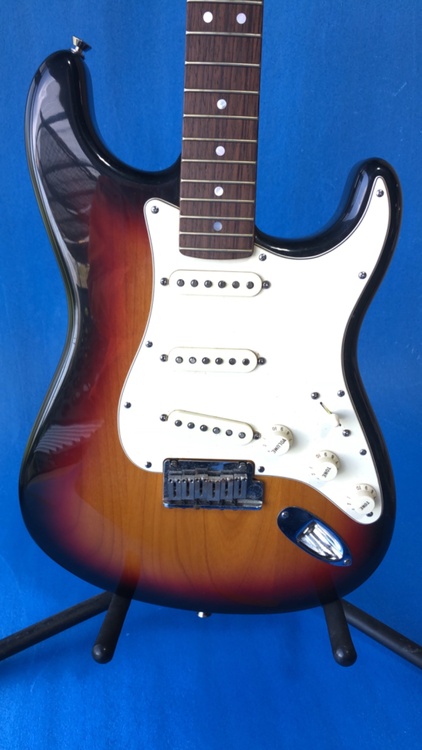 USA ストラトキャスター　60アニバーサリー（ピアノ・楽器・PA機材）の商品画像 - 査定依頼日：2026年4月11日 - 最高査定価格：100,000円