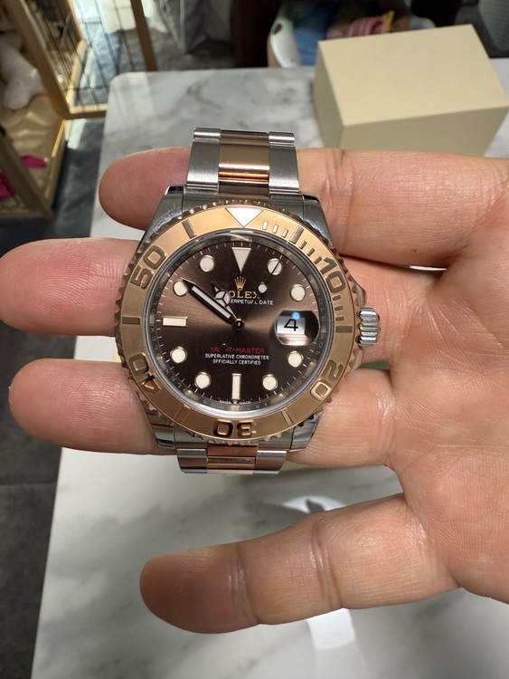 ヨットマスター40（高級時計）の商品画像 - 査定依頼日：2025年9月21日 - 最高査定価格：2,400,000円