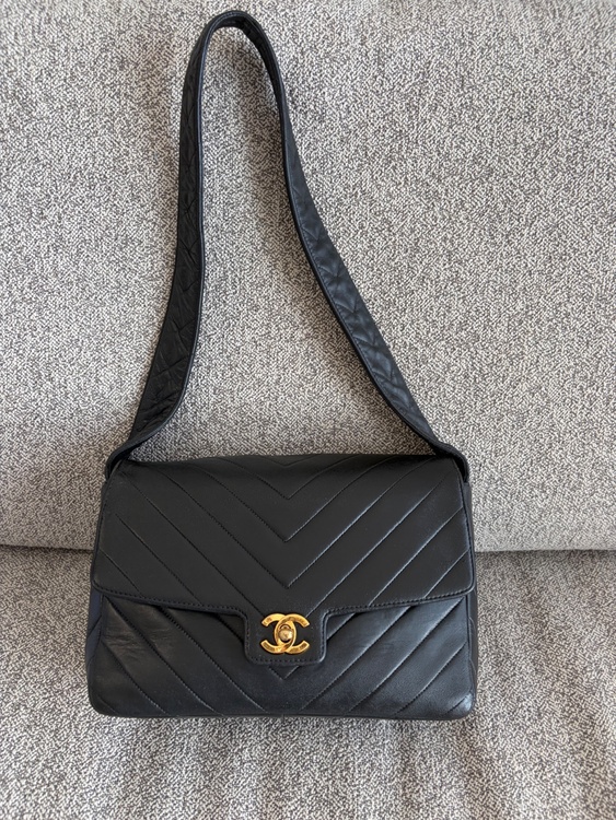 CHANEL チェーンショルダー　黒（ブランドバッグ）の商品画像 - 査定依頼日：2026年5月28日 - 最高査定価格：200,000円