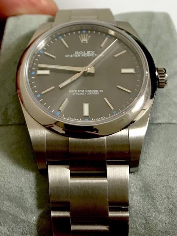 オイスターパーペチュアル114300ダークロジウム39（高級時計）の商品画像 - 査定依頼日：2022年8月3日 - 最高査定価格：860,000円