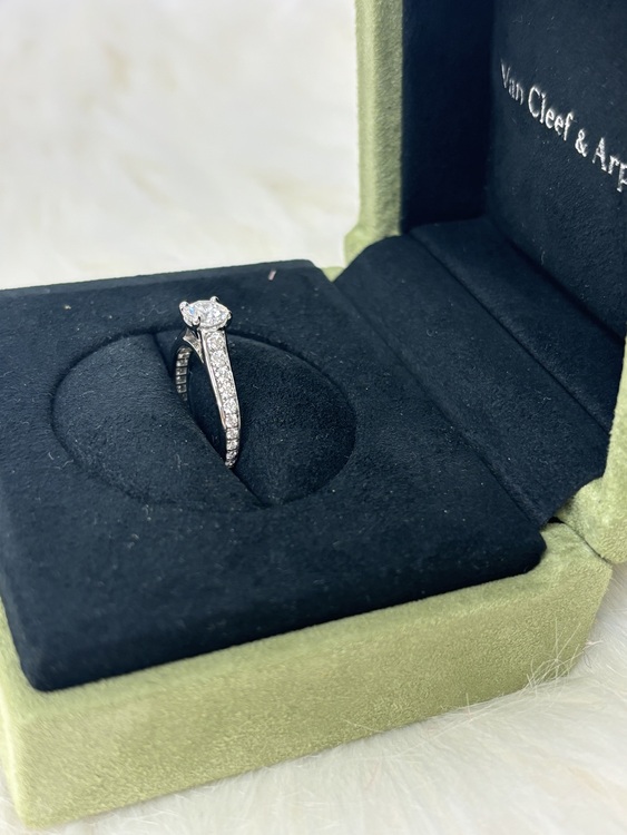 Van Cleef & Arpels ロマンス　指輪　ダイヤモンド0.5カラット（宝石）の商品画像 - 査定依頼日：2024年6月7日 - 最高査定価格：300,000円