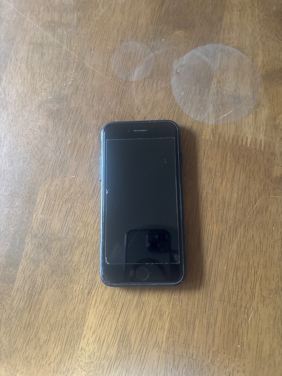 iPhone8 64GB au（スマホ）の商品画像 - 査定依頼日：2026年4月13日 - 最高査定価格：6,000円