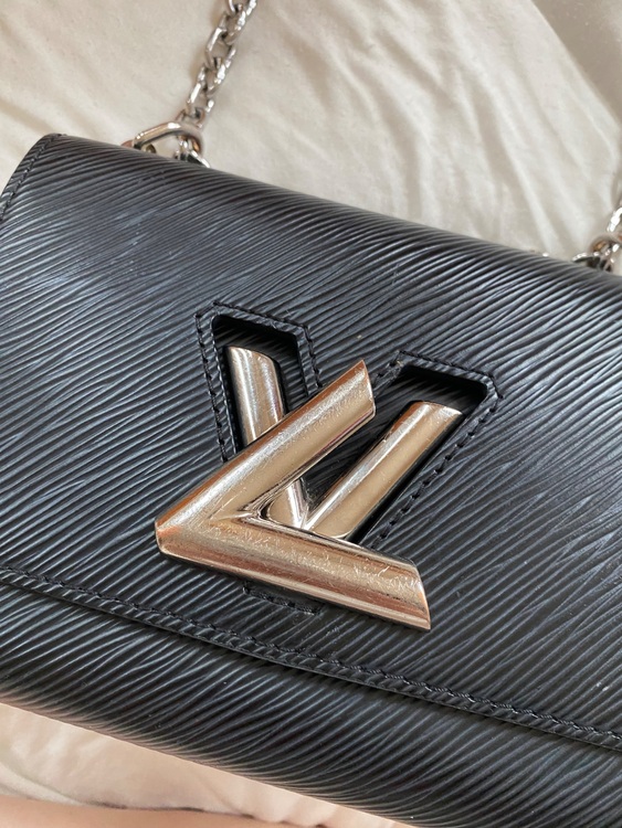 ヴィトン　ショルダーバッグ　ツイスト（ブランドバッグ）の商品画像 - 査定依頼日：2025年6月24日 - 最高査定価格：200,000円