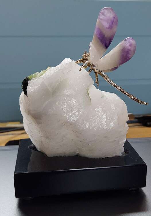 置物(水晶/翡翠らしき原石にトンボの細工)（美術品・骨董品）の商品画像 - 査定依頼日：2025年2月18日 - 最高査定価格：1,000円